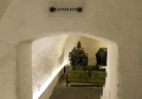 Pod týmto chrámom sa nachádzajú štyri historické krypty, kde sú pochovaní najvýznamnejší kardináli a biskupi Moravy