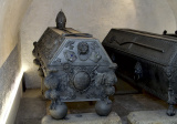 Pod týmto chrámom sa nachádzajú štyri historické krypty, kde sú pochovaní najvýznamnejší kardináli a biskupi Moravy