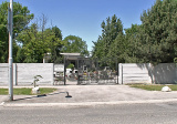 Jedna zo vstupných brán na mestský cintorín v Komárne. Za bránou sa nachádza priestor Evanjelickej, Protestantskej, Reformovanej komunity  