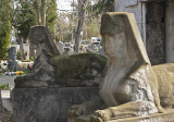 Hrobka, ktorej dominujú kamenné sfingy v helénsko-egyptskom štýle na betónových podstavcoch. Na hlavách majú egyptskú pokrývku „nemes“ doplnenú helénskym diadémom. 