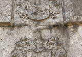 Hrobka rodov Nádosy a Csetke, v popredí rodinný erb