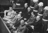 Rudolf Hess (druhý zľava v 1. rade) na súde v Norimbergu. (zdroj: wikipedia)