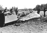 Vrak Hessovho havarovaného lietadla na dobovej fotografii. (zdroj: wikipedia)