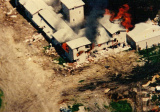 Obliehanie texaského strediska Davidiánov pri meste Waco v roku 1993. (zdroj: wikipedia)