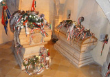 Napravo od sarkofágu Františka II. Rákociho a jeho príbuzných sa nachádza sarkofág kuruckého generála, grófa Antona Esterháziho. (foto: archív Pavla Iča)