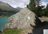 Takzvaný „Nietzscheho kameň“ pri obci Surlej vo švajčiarskych Alpách. (zdroj: wikipedia) 