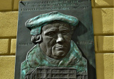 Jedna z pamätných tabúľ na fasáde evanjelického kolégia. Martin Luther, reformátor (foto: Pavol Ičo) 