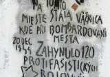 Nápis na pamätníku obetiam bombardovania – detail. (foto: Pavol Ičo) 