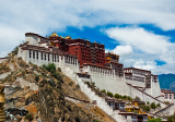 Palác Potala v tibetskom hlavnom meste Lhasa, niekdajšie sídlo dalajlámu. (zdroj: wikipedia)