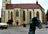 Socha prešovského anjela a konkatedrála sv. Mikuláša. (foto: Pavol Ičo)
