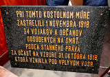 Pamätná tabuľa, pripomína smutné udalosti z roku 1918. (zdroj: wikipedia) 