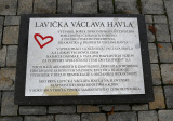 Tabuľa pri lavičke Václava Havla v Košiciach. (foto: Pavol Ičo) 