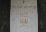 Hrob Václava Havla, jeho rodičov a prvej manželky Olgy na cintoríne Praha – Vinohrady. (zdroj: cs.wikipedia.org, foto poskytol autor článku)