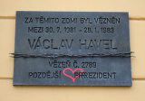 Pamätná tabuľa Václavovi Havlovi na múre väznice Plzeň – Bory.  (zdroj: cs.wikipedia.org, foto poskytol autor článku)