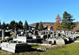 Cintorín vo Vyšnej Slanej – v pozadí sklad a Dom smútku. (foto: Pavol Ičo) 