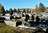 Cintorín vo Vyšnej Slanej – v pozadí sklad a Dom smútku. (foto: Pavol Ičo) 
