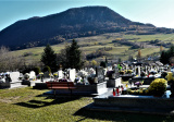 Cintorín vo Vyšnej Slanej, v pozadí hora Radzim. (foto: Pavol Ičo) 
