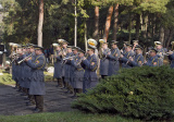 Vojenská hudba sprevádza kladenie vencov