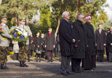 Pietny akt kladenia vencov pri Pamätníku obetiam komunizmu na cintoríne Bratislava Vrakuňa (predtým Ružinovský cintorín).