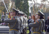 Čestná stráž v režime najvyššej pohotovosti, hraje štátna hymna...