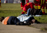 Záchranári majú plné ruky práce, postupujú podľa presne stanoveného poriadku, osoby s menšími zraneniami môžu chvíľu počkať na transport.