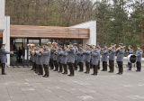Súčasťou je i vojenská hudba a štátna hymna, ktorá znie na každom pohrebe.