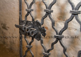 Detail kovanej brány, ktorá v minulosti strážila pokoj tu odpočívajúcich