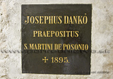 Pod vstupnými schodami vedúcich do šesťmetrovej hĺbky je pochovaný prepošt Jozef Dankó