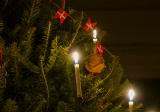 Dánsko. Vianočný stromček s vlajkami, autor so-rose www.pixabay.com 685019