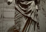 Socha Plutarcha, jedného z prvých životopiscov Marka Tullia Cicera, v gréckych Delfách. (zdroj: es.wikipedia.org, fotografiu poskytol Pavol Ičo)