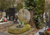 Ondrej Jariabek zomiera v Bratislave vo veku 78 rokov dňa 3. februára 1987. Pochovaný je taktiež v Bratislave na cintoríne Slávičie údolie. Foto Pavel Ondera