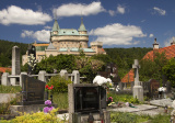 Jeden z najkrajšie umiestnených cintorínov na Slovensku. Bojnice. Foto Pavel Ondera