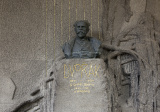 Antonín Dvořák (*8. september 1841, Nelahozeves – †1. máj 1904, Praha)mal vybudovaný pomník až v roku 1910. Na jeho hrobe sa denne vystrieda niekoľko výprav, najčastejšie Japonci ...
