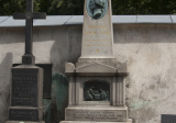 Božena Nemcová (*4. február 1820, Viedeň – †21. január 1862, Praha) bola na terajšie miesto prenesená z pôvodného jednoduchého hrobu, keď jej bol postavený tento pomník vďaka americkému Klubu dam, ktorý založil Vojta Náprstek.
