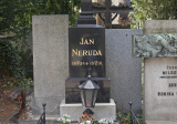 Ján Neruda (*9. júl 1834, Praha, – †22. august 1891, Praha) bol pôvodne pochovaný na vedľajšom mieste so svojím dobrým priateľom Jozefom Václavom Fričom. Jeho pozostatky premiestnili keď jeho dedička venovala celé dedičstvo na nový hrob.