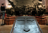 Jednoduchý sarkofág Jozefa II. v Kapucínskej krypte vo Viedni (v pozadí spoločná hrobka Márie Terézie a Františka I. Lotrinského). (zdroj: en.wikipedia.org, fotografiu poskytol Pavol Ičo)