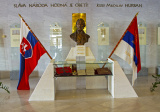 Vstupná hala NR SR, vitrína s Ústavou a symbolmi SR, foto Pavel Ondera