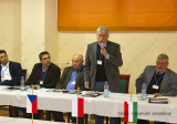 Maďarskú republiku reprezentujú: Dr.Ladocsy Géza, Balogh Károly, Szekrényes András, Varga József (s mikrofónom tlmočí Jozef Nagy, Šamorín)