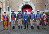 Vojaci ČS PSR v historických uniformách na medzinárodnej púti v Lurdoch, foto archív ČS PSR