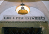 Nápis nad vchodom do hrobky Esterházyových
