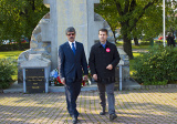 Primátor Bratislavy a starosta časti Rača kladú veniec pri pamätníku obetí Prvej svetovej vojny