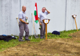 Pripravených fľašiek sa súťažiaci nesmeli ani len dotknúť. Recesista, ktorý ich sem doniesol je bývalý hrobár na dôchodku. Sľúbili sme mu, že ich hrobárom nezoberieme. Aj v bežnom dni pri práci nepijú, nebolo teda pre nich ťažké odolať.