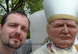 Mgr. art. Roman Bajzík na záhrade so svojím Jánom Pavlom II.