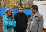 Zleva: Eva Vorlíčková, Jan Havrda a autor článku u prvního exhumačního stanu, 10. 11. 2014, foto Jiří Svoboda
