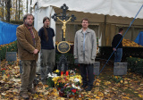 Zleva: Miloš Doležal, archeolog František Flek a autor článku u druhého exhumačního stanu, 10.11.2014, 
foto Jiří Svoboda