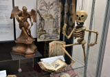 Marioneta kostlivca z dielne popredného výrobcu bábok druhej polovice 19. storočia, pôvodom talianskeho majstra Jozefa Alessiho a drevená-plastika personifikovaného času boha Chrona od Lazára Widmanna