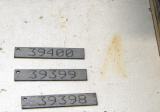 Kovové štítky s identifikačným číslom prejdú spolu so zosnulým kremačnou pecou
