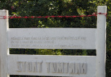 Na pamätníku je meno Hartmuta Tautza napísané odzadu. V detstve sa tak so sestrou oslovovali