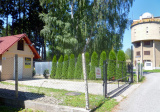 Budova vľavo s chladiarenským boxom pohrebnej služby Gloria sa nachádza v tesnej blízkosti pohrebnej služby Lohex sídliacej v priestoroch niekďajšej Hvezdárne a planetária v Prešove, na fotografii vpravo.