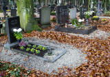 Dostatok miesta okolo hrobov umožňuje použiť techniku vysávania lístia priamo do vlečky.